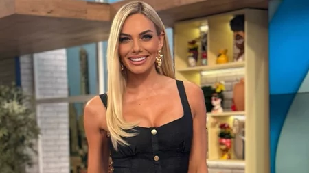 Η Ιωάννα Μαλέσκου φωτογραφίζει το "μοντέλο" της με το πιο cute ροζ συνολάκι