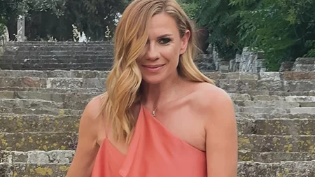 Μικρός φωτογράφος ο Αρίωνας Κατσούλης | Η Κατερίνα Καραβάτου ποζάρει χαμογελαστή στον φακό του αγοριού της