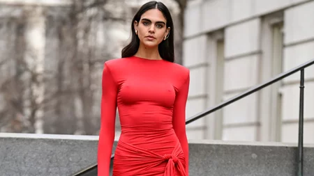 Τα festive looks που θα σε πείσουν να φορέσεις κόκκινο φόρεμα φέτος τα Χριστούγεννα