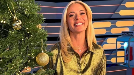 Η Ζέτα Μακρυπούλια σου δείχνει πως να φορέσεις το χρυσό πουκάμισο αυτές τις γιορτές