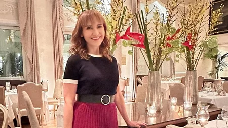 Μάρα Ζαχαρέα | Με αέρινο ριγέ φόρεμα στα κυκλαδίτικα σοκάκια