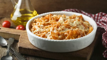 Τι να μαγειρέψω σήμερα; Το εύκολο σουφλέ ζυμαρικών με κρεμώδη σάλτσα του Άκη Πετρετζίκη, είναι ό,τι χρειάζεσαι