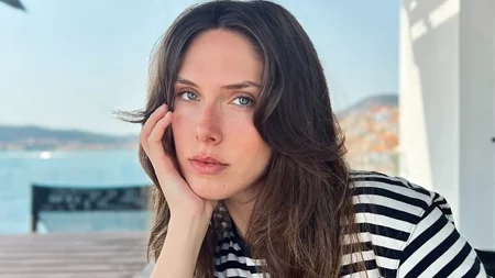 Αφροδίτη Λιάντου | Ο ορός με τριπεπτίδια που κάνει το πρόσωπο της να έχει ομοιόμορφο τόνο