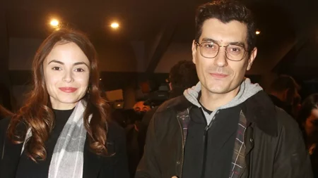 Στο γιορτινό σαλόνι της Σίσσυς Τουμάση και του Αργύρη Πανταζάρα | Ο πλούσιος διάκοσμος του χριστουγεννιάτικου δέντρου τους