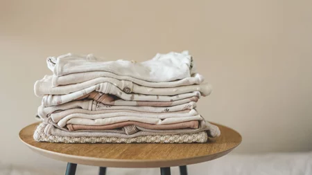 Οι top συμβουλές της Tidy Guru για να διπλώνεις σωστά τα ρούχα στη ντουλάπα σου