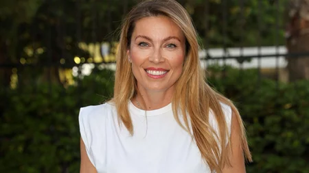 Η Μαριέττα Χρουσαλά με μίνι κόκκινο φόρεμα στο πλευρό του συζύγου της