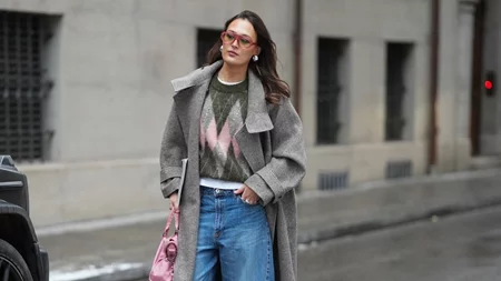 Λευκό t-shirt κάτω από το πουλόβερ | Ένα στιλιστικό trick που ξεκινά τον 17ο αιώνα