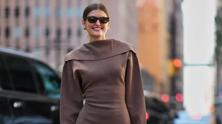 Το καφέ φόρεμα που θα βρεις με έκπτωση στη Zara | Θα το φορέσεις τώρα αλλά και την άνοιξη