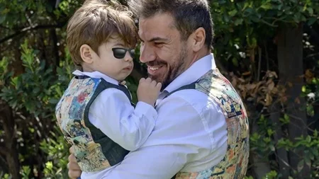 Άκης Πετρετζίκης | Το ξεκαρδιστικό στιγμιότυπο με τον γιο του Αχιλλέα που αξίζει να δεις