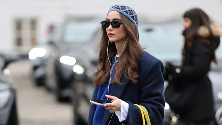 Από τη Μαδρίτη έως το Παρίσι, αυτό είναι το viral μαντήλι που φορούν όλες οι fashionistas