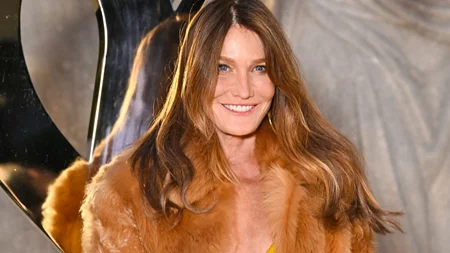 Carla Bruni | Στην Paris Fashion Week μετά τη φυλάκιση του Nicolas Sarkozy - Η κίνηση που συζητήθηκε