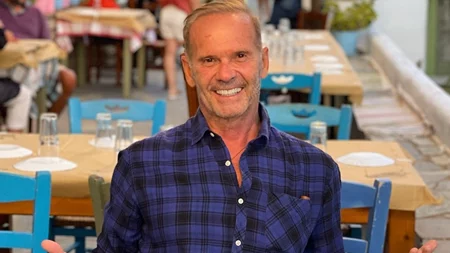 Πέτρος Κωστόπουλος | Μάς δείχνει το minimal στολισμένο σαλόνι του σπιτιού του