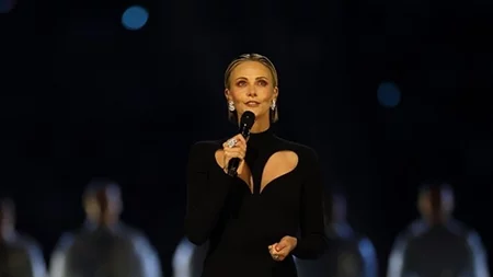 Charlize Theron | Το μήνυμα που έστειλε μέσα από το φόρεμά της στην τελετή έναρξης των Χειμερινών Ολυμπιακών Αγώνων του 2026