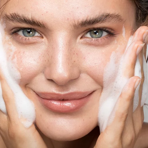 Τα 7 καλύτερα καθαριστικά προσώπου που θα βρεις στο φαρμακείο της γειτονιάς σου