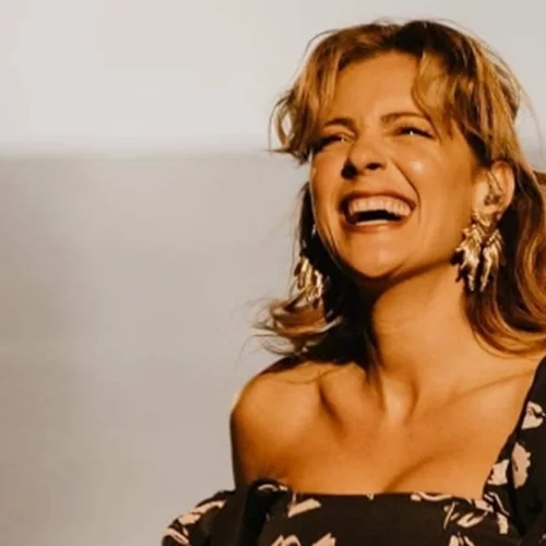 H Νατάσσα Μποφίλιου σε μία σπάνια δημόσια εμφάνιση με τους γονείς της | Η stylish μητέρα της και ο γλυκύτατος πατέρας της