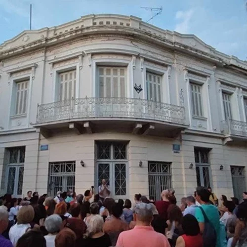 Οδόσημα μνήμης στην Ερμού: Ένας ιστορικός περίπατος στο φως της πανσελήνου