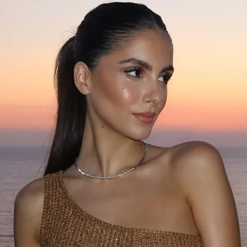 Είναι τελικά έγκυος; Η Αλεξάνδρα Νίκα ποζάρει ξυπόλυτη σε σκάφος με αέρινο καφτάνι