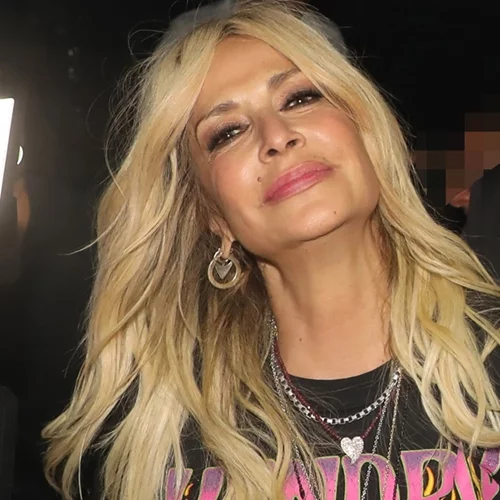 Η Άννα Βίσση με το lip oil που έχουμε όλες στη τσάντα μας