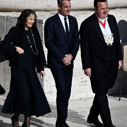 Ο Κυριάκος και η Μαρέβα Μητσοτάκη στην κηδεία του Πάπα Φραγκίσκου