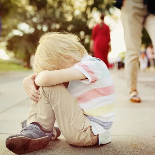 Τι πρέπει να ξέρουν τα παιδιά σε περίπτωση που χαθούν | Η συμβουλή μιας μαμάς που έχασε τον 5χρονο γιο της στη Disneyland και πώς το παιδί κατάφερε να τη βρει