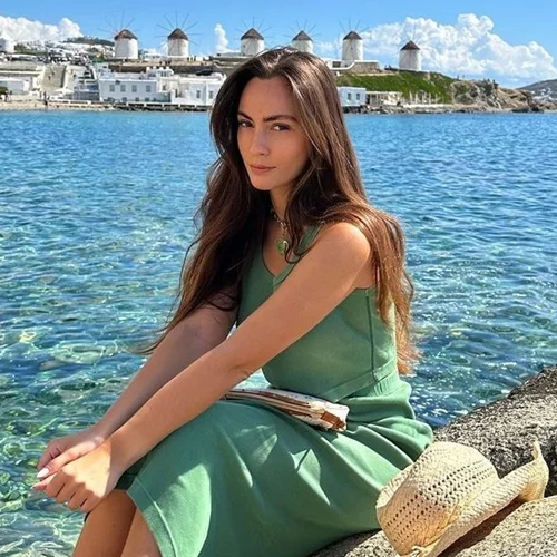 Το πολύ κολακευτικό χτένισμα που λατρεύουν όλες οι Ελληνίδες influencers τώρα