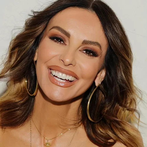 Καλοκαιρινή ραστώνη | Η Μπέττυ Μαγγίρα χαλαρώνει σε πολυτελή πισίνα με το μαγιό της