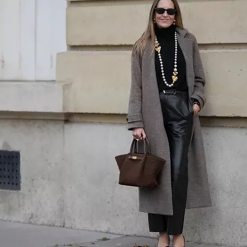 Οι 6 σουέτ τσάντες που θα αναβαθμίσουν το χειμερινό στιλ σας