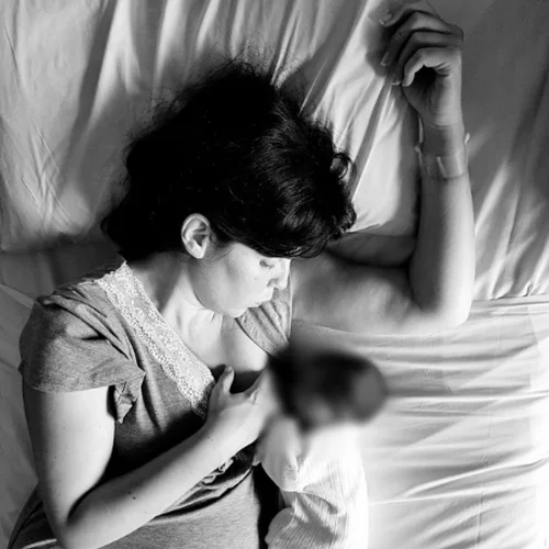 Ηλέκτρα Αστέρη | Ο Ευτύχης Μπλέτσας τη φωτογραφίζει να θηλάζει τη νεογέννητη κόρη τους