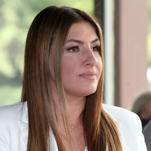 Η Έλενα Παπαρίζου έκανε το πιο πρωτότυπο χρώμα μανικιούρ που έχουμε δει τελευταία