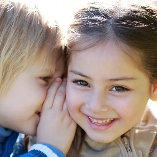 "Θα παντρευτείς την Κατερίνα;" | Κάποιοι γονείς ακόμα δίνουν άλλη διάσταση στις πρώτες φιλίες των παιδιών τους