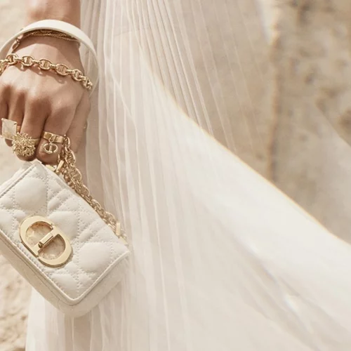 Η χριστουγεννιάτικη καμπάνια του οίκου Dior με φόντο τη Νεμέα θα σε βάλει σε εορταστικό mood