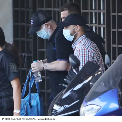 Celebrity News | Η εμφάνιση του Φιλιππίδη με χειροπέδες, το κόκκινο σακάκι της Νικολούλη και ο καυγάς στο Survivor