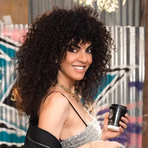 Η Μαρία Σολωμού φορμάρει τα σγουρά μαλλιά της με τον πιο εύκολο τρόπο