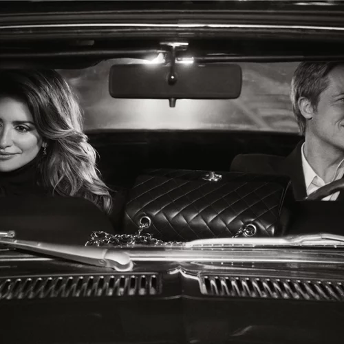 Η Penélope Cruz και ο Brad Pitt πρωταγωνιστούν στη νέα καμπάνια της Chanel για την iconic τσάντα της