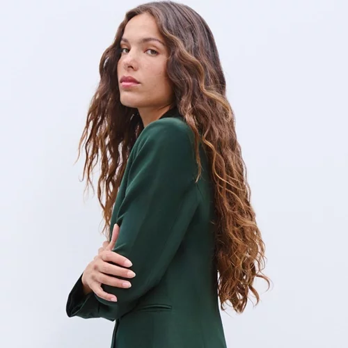 Από το γραφείο στη βραδινή έξοδο | Το πράσινο κοστούμι από τη Stradivarius που θα σε "σώσει"