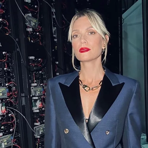 Η Βίκυ Καγιά δημιούργησε το απόλυτο party look, φορώντας ένα μαύρο κοστούμι