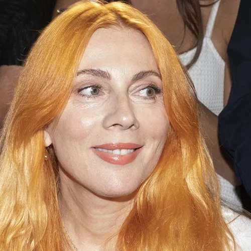 Η Σμαράγδα Καρύδη στην πρώτη δημόσια εμφάνιση μετά τον θάνατο του Ντίνου Καρύδη