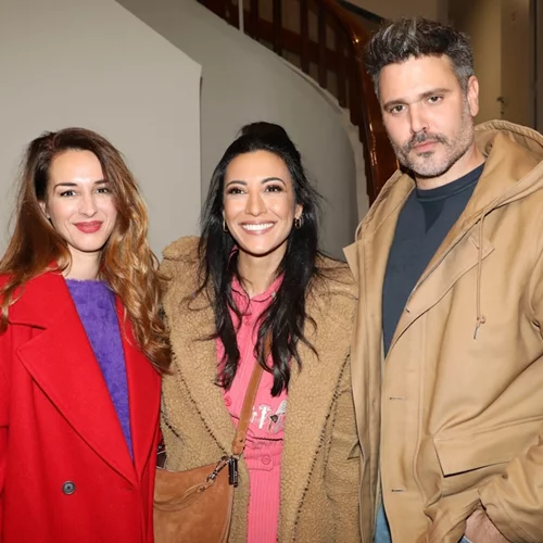 Η Ευγενία Σαμαρά και ο Οδυσσέας Παπασπηλιώπουλος μαζί στο θέατρο - Ποιοι celebrities έδωσαν το "παρών"