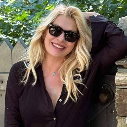 Made in Greece | Η Ελένη Μενεγάκη με το ιδανικό εμπριμέ μπικίνι για γυναίκες με μεγάλο στήθος