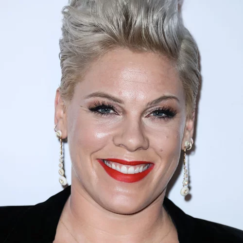 Η Pink κοινοποίησε βίντεο με τη χορωδία του γυμνασίου στο οποίο φοιτούσε να τραγουδά το "What About Us"