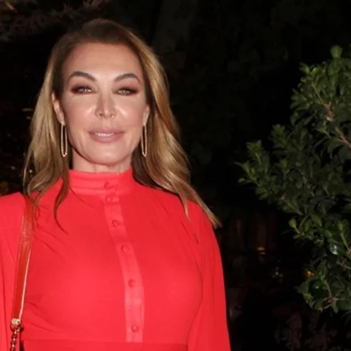 Τατιάνα Στεφανίδου | Με μάξι λευκό φόρεμα στο πλευρό του Νίκου Ευαγγελάτου - "Είναι το ωραιότερο ρούχο που έχω βάλει ποτέ"