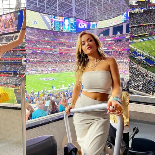Ετοιμάζεσαι να βρεθείς στο γήπεδο;  | Πάρε έμπνευση για το dress code από τους celebrities στο Super Bowl