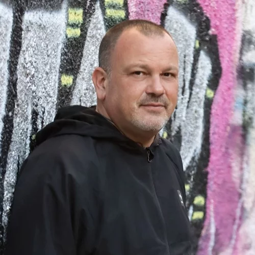 Ο Δημήτρης Σκαρμούτσος είναι τόσο cool όσο υποψιαζόσουν