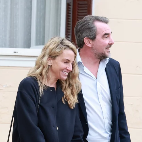 Νικόλαος Ντε Γκρες & Χρυσή Βαρδινογιάννη | Βόλτα για το ερωτευμένο ζευγάρι στο κέντρο της Αθήνας