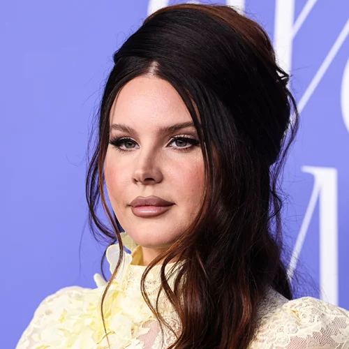 Η Lana Del Rey παντρεύεται | Το εντυπωσιακό μονόπετρο με το οποίο εμφανίστηκε στα Billboard Women in Music Awards