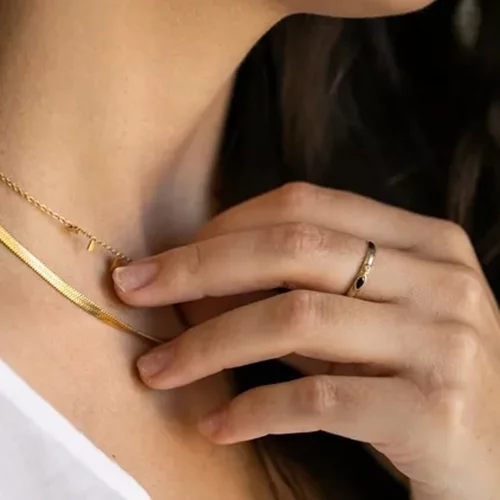 Ασημένια ή χρυσά κοσμήματα; Πώς θα ανακαλύψεις ποιο σου ταιριάζει