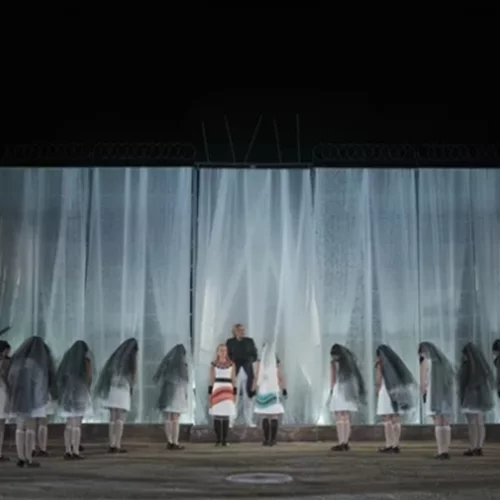 "Ικέτιδες"| Συνεχίζει ακάθεκτη η παράσταση σε σκηνοθεσία της Μαριάννας Κάλμπαρη μετά το sold out της Επιδαύρου