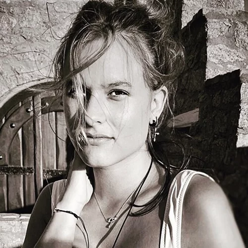 Καστανόξανθη με βελούδινη επιδερμίδα η Σοφία Κόκκαλη | Αυτή είναι η 23χρονη κόρη του Πέτρου Κόκκαλη