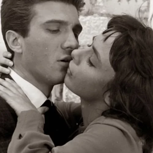 Ο γάμος της Ξένιας Καλογεροπούλου και του Γιάννη Φέρτη στο γραφικό εκκλησάκι της Καισαριανής