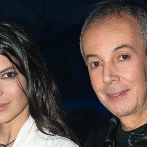 Η Δήμητρα Κούστα με σορτς και over the knee μπότες δίπλα στον Γιάννη Κούστα